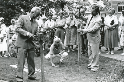 850839 Afbeelding van o.a. de minister provinciaal der minderbroeders franciscanen in Nederland, Henk Geraedts ...